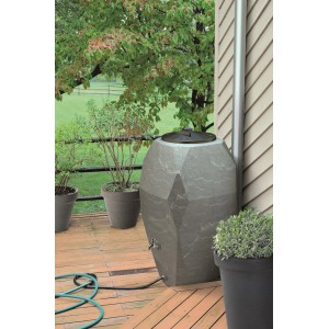 Szary zbiornik na deszczówkę t.b.t. do nawadniania ogrodu na drewnianym tarasie.