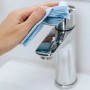 Czyszczenie baterii umywalkowej Grohe QuickFix Start S-Size niebieską ściereczką.