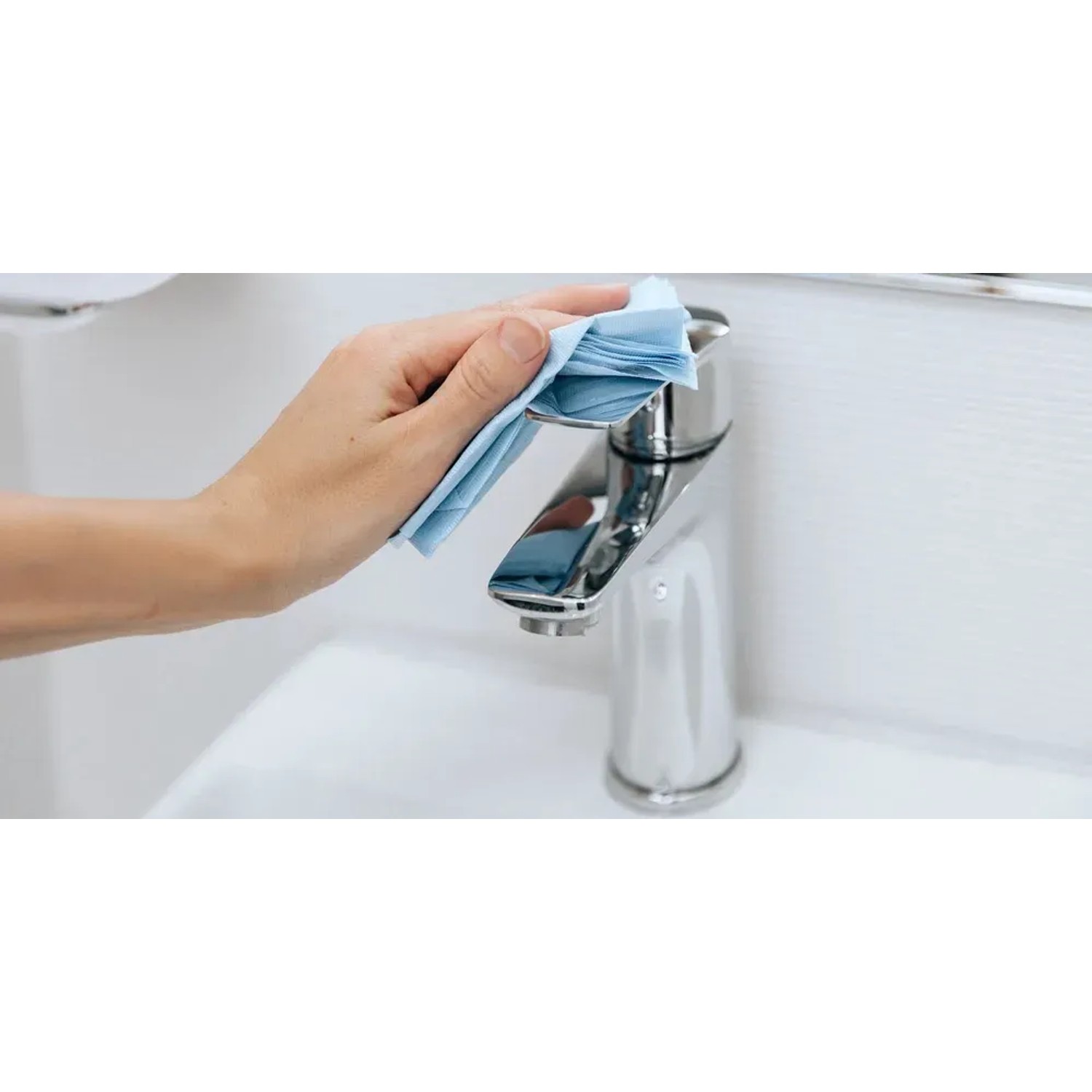 Czyszczenie baterii umywalkowej Grohe QuickFix Start S-Size niebieską ściereczką.