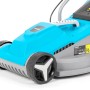 Zbliżenie na turkusową kosiarkę elektryczną. Ostrość na koła i obudowę.