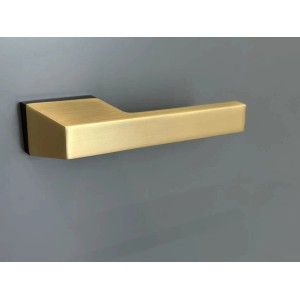 Złota klamka do drzwi wewnętrznych, nowoczesny design.