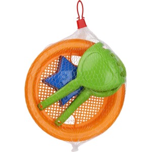 Zestaw zabawek dla dzieci: wiaderko, łopatka, sitko i foremki w siatce.