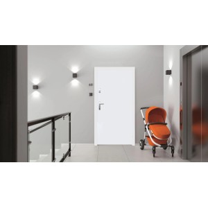 Białe drzwi zewnętrzne w nowoczesnym korytarzu z wózkiem dziecięcym. Drzwi wejściowe do Twojego domu.