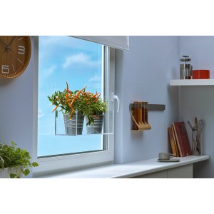 Dekoracja okna z roślinami i samoprzylepnymi haczykami w tle.