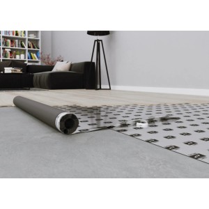 Rolka podkładu wyciszającego t.b.t. pod panele/parkiet na betonowej podłodze w salonie.