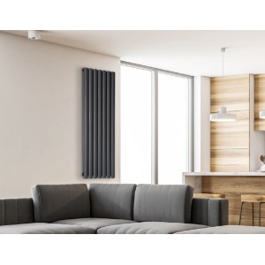 Szary grzejnik t.b.t. na ścianie w salonie.