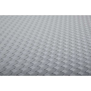 Zbliżenie szarej maty ogrodzeniowej t.b.t. o tkanej strukturze.