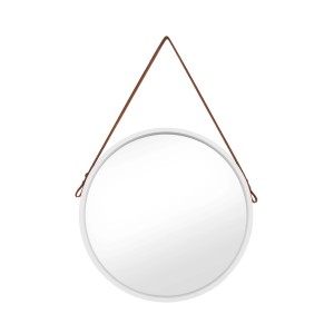 Okrągłe, białe lustro (Ø 50 cm) z brązowym skórzanym paskiem do zawieszenia.