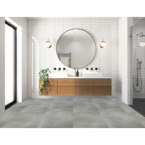 Nowoczesna łazienka z szarymi panelami winylowymi. Stylowy design z drewnianą szafką umywalkową i okrągłym lustrem.