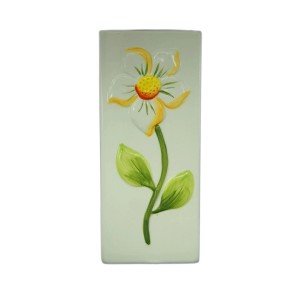 Ceramiczny nawilżacz powietrza z kwiatowym reliefem dla przyjemnego klimatu w pomieszczeniu.