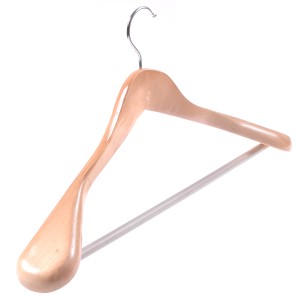 Drewniany wieszak na płaszcze i kurtki z poprzeczką.