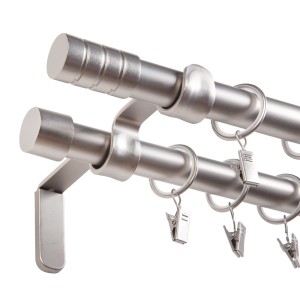 Podwójny karnisz w kolorze srebrnym z pierścieniami i wspornikiem.