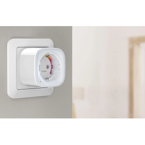 Białe gniazdko inteligentne t.b.t. Smart Home w gniazdku ściennym. Sterowanie dla Twojego domu.