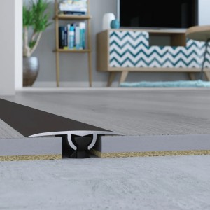 Zbliżenie: Ciemna listwa przejściowa t.b.t. między dwiema podłogami.