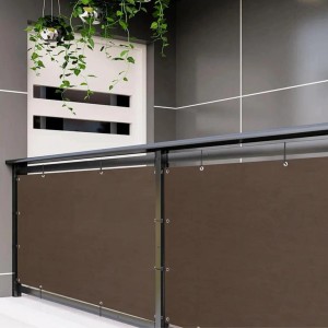 Brązowa mata osłonowa t.b.t. na balustradzie balkonu.