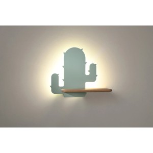 Zielona lampa ścienna LED w kształcie kaktusa z drewnianą półką.