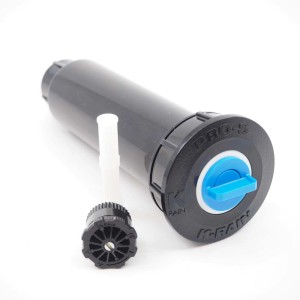 Zraszacz wynurzalny K-Rain PRO-S z dyszą do systemów nawadniających.