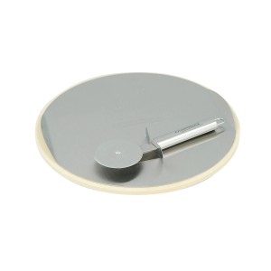 Kamień do pizzy Campingaz z płytą ze stali nierdzewnej i radełkiem do ciasta do grilli serii 3 i 4.