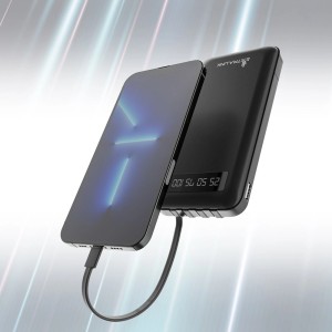Czarny power bank t.b.t. ładuje telefon komórkowy. Akcesoria do telefonów komórkowych.