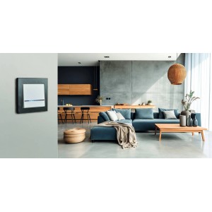 Czarna ramka t.b.t. do włącznika w nowoczesnym salonie.