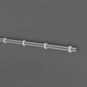 Kabel z białymi uchwytami kablowymi t.b.t. na szarej ścianie.