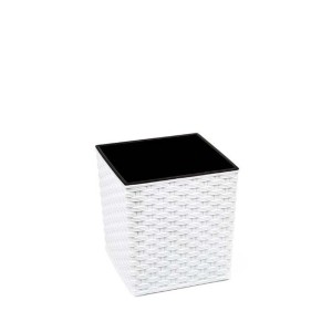 Biała doniczka t.b.t. z efektem rattanu z czarnym wkładem.