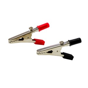 Dwa klipsy krokodylkowe, czerwony i czarny, do akcesoriów do telefonów komórkowych.