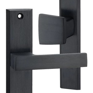 Nowoczesny, kanciasty zestaw klamek do drzwi w kolorze antracytowym do drzwi wewnętrznych.