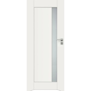 Białe drzwi wewnętrzne t.b.t. z wąską wstawką szklaną i srebrną klamką.