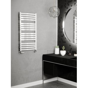 Biały grzejnik t.b.t. w nowoczesnej łazience z lustrem i umywalką.