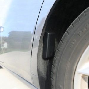 Master Lock 207EURD magnetyczny schowek na klucze, czarny, przymocowany do samochodu.