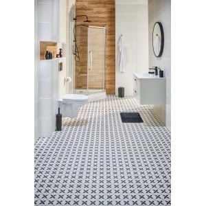 Łazienka z białymi płytkami ściennymi t.b.t. i wzorzystymi płytkami podłogowymi.