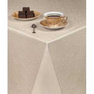 Beżowy obrus ze subtelnym wzorem, nakryty stół z filiżanką i ciastkami.