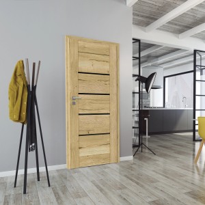 Nowoczesne drzwi wewnętrzne t.b.t. z jasnego drewna z czarnymi akcentami.