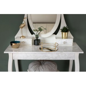 Folia dekoracyjna na toaletce z lustrem, szufladami i elementami dekoracyjnymi.