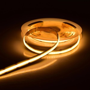 Zwinięta taśma LED t.b.t. z ciepłym białym światłem.