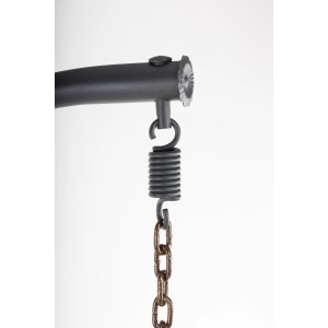 Zbliżenie zawieszenia fotela wiszącego: sprężyna i łańcuch.