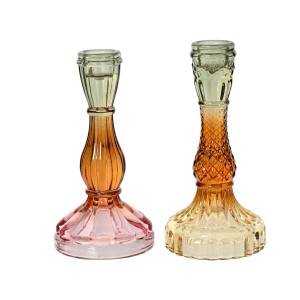 Dwa dekoracyjne szklane świeczniki w różnych kolorach i wzorach.