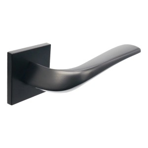 Nowoczesna, czarna klamka do drzwi z kwadratową rozetą. Klamka do drzwi wewnętrznych.