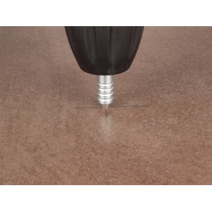 Wiertło centrujące Wolfcraft wierci płytkę. Precyzyjne pozycjonowanie dla wiertarek frezarskich.