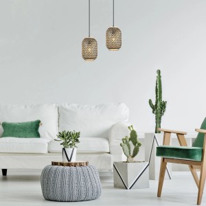 Dwie lampy wiszące t.b.t. w salonie z rattanową plecionką.