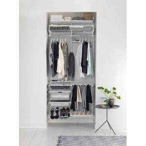 Biały system szafy z ubraniami, butami i koszami do przechowywania dla optymalnej organizacji.