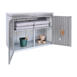 Otwarty schowek ogrodowy Biohort HighBoard 160 w kolorze kwarcowy szary metalik z półkami i akcesoriami ogrodowymi.