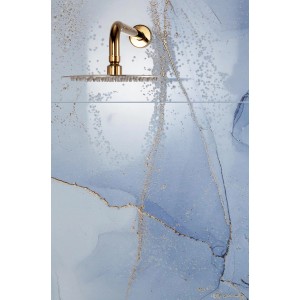 Płytka dekoracyjna w odcieniach niebieskiego i złota ze złotą armaturą prysznicową.