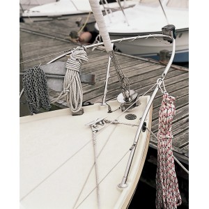 Zbliżenie na dziób żaglówki z akcesoriami, takimi jak liny i łańcuchy.