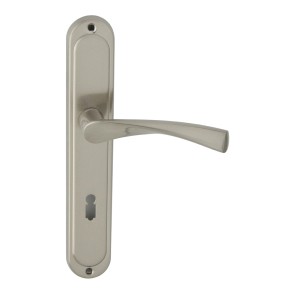 Srebrny zestaw klamek do drzwi z długim szyldem do drzwi wewnętrznych.