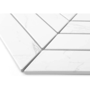 Zbliżenie na białe dekory i listwy.