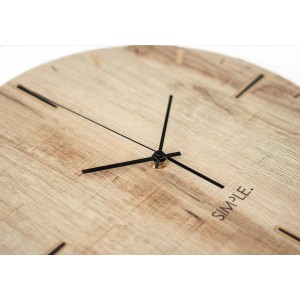 Zegar t.b.t. z efektem drewna i czarnymi wskazówkami do salonu lub biura.