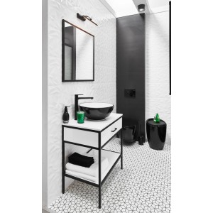 Nowoczesna łazienka z białymi, wzorzystymi płytkami ściennymi i podłogowymi.