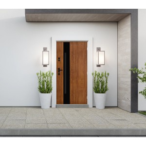 Nowoczesne drzwi zewnętrzne z efektem drewna i czarną wstawką szklaną.